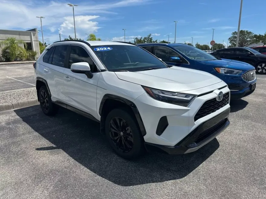 2024 Toyota RAV4 Hybrid SE photo 1