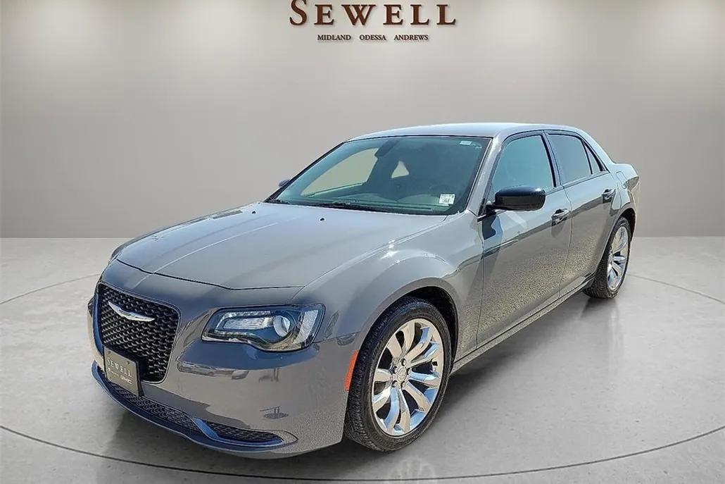2018 Chrysler 300 Touring photo 1