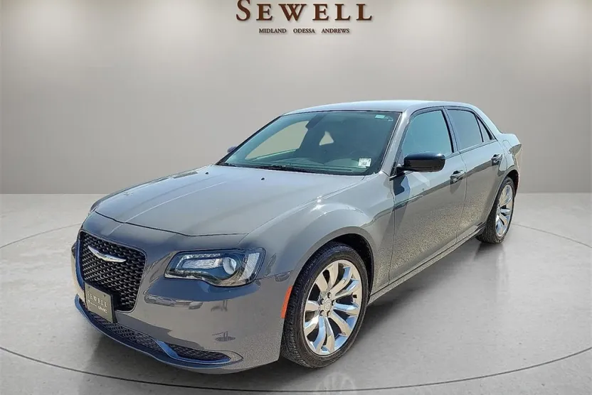 2018 Chrysler 300 Touring photo 1