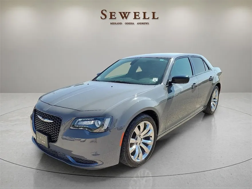 2018 Chrysler 300 Touring photo 1