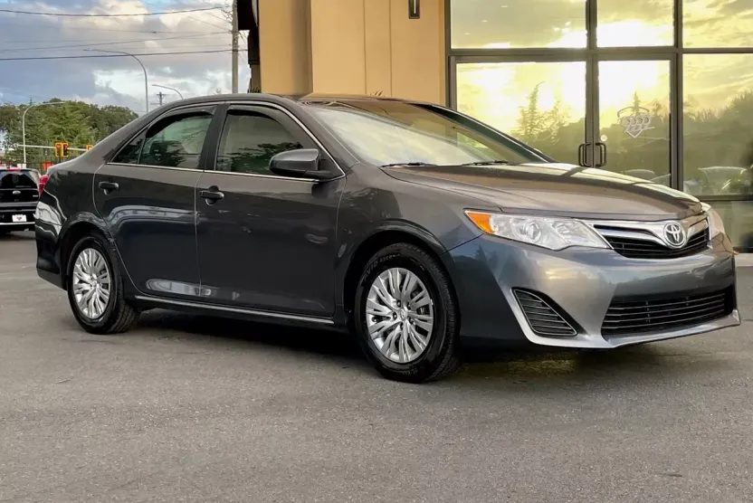 2014 Toyota Camry LE photo 1