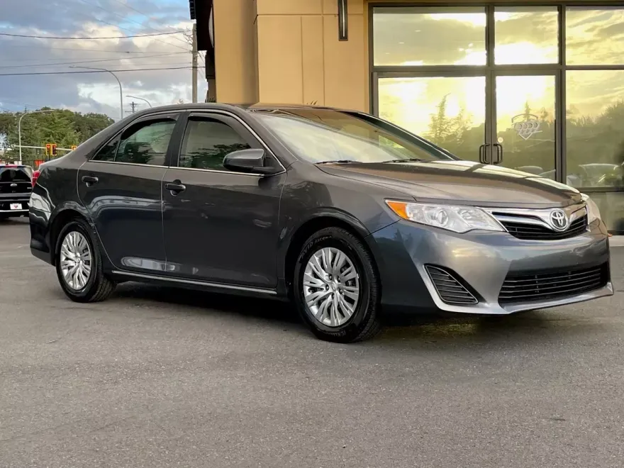 2014 Toyota Camry LE photo 1