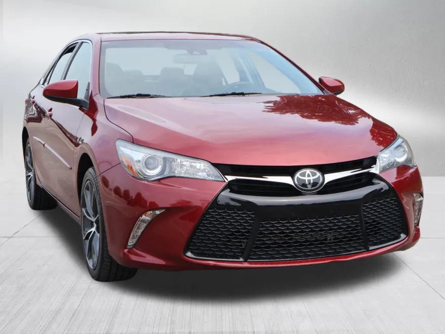 2017 Toyota Camry SE photo 1