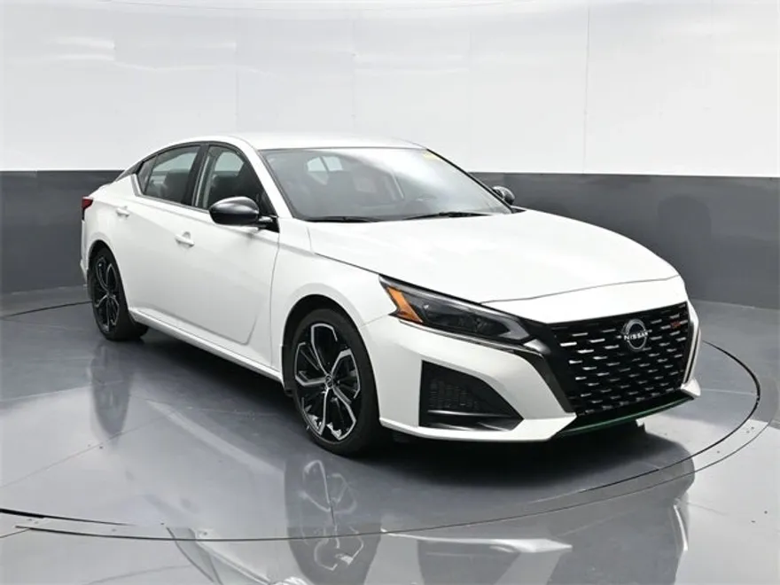 2023 Nissan Altima 2.5 SR photo 1