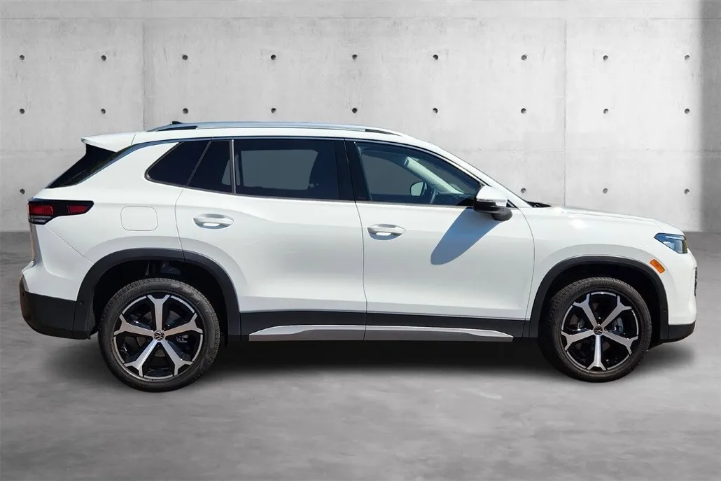 2025 Volkswagen Tiguan SE photo 1
