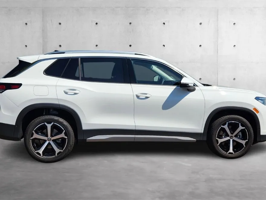 2025 Volkswagen Tiguan SE photo 1