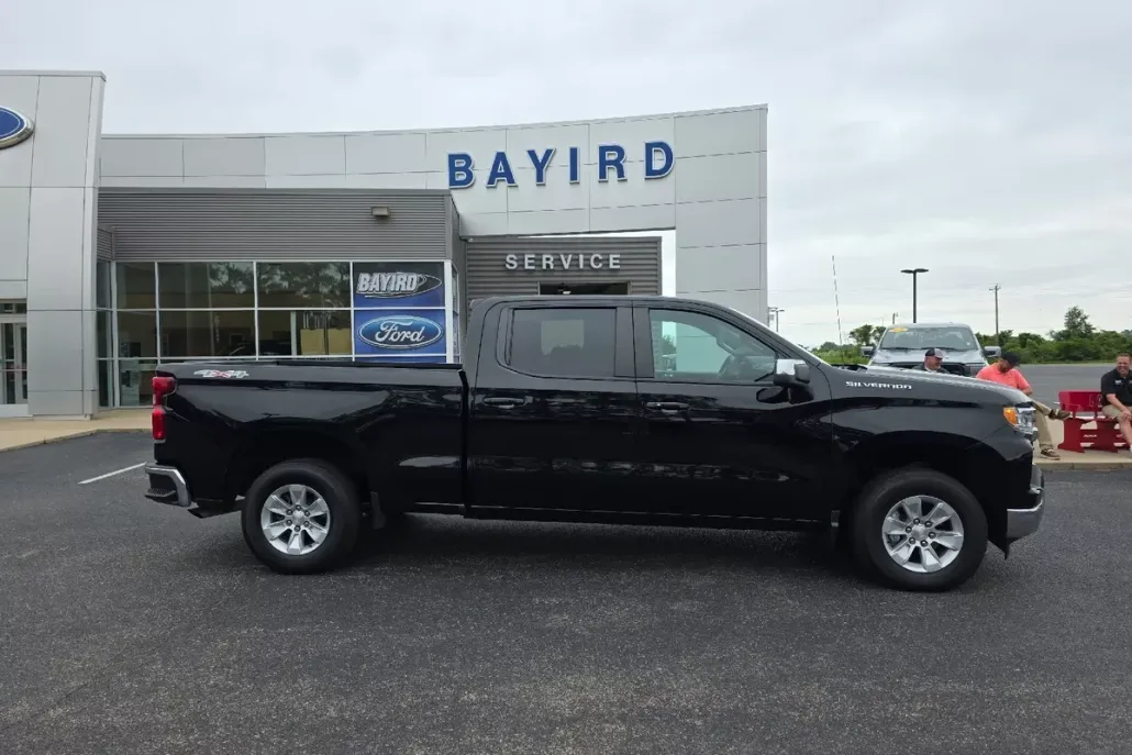 2023 Chevrolet Silverado 1500 LT photo 1