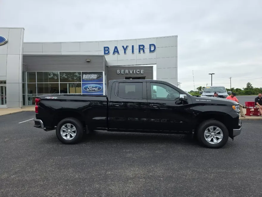 2023 Chevrolet Silverado 1500 LT photo 1