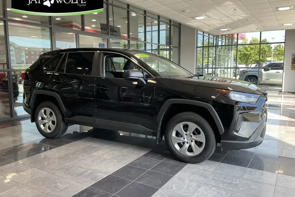 2022 Toyota RAV4 LE photo 1