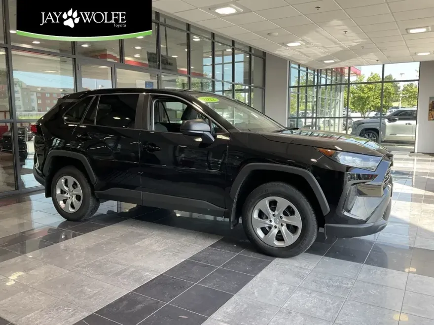 2022 Toyota RAV4 LE photo 1