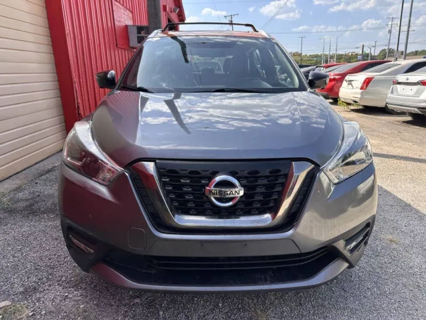 2019 Nissan Kicks SR photo 1