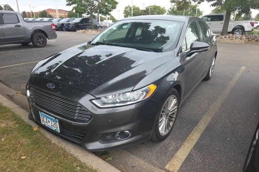 2016 Ford Fusion SE photo 1