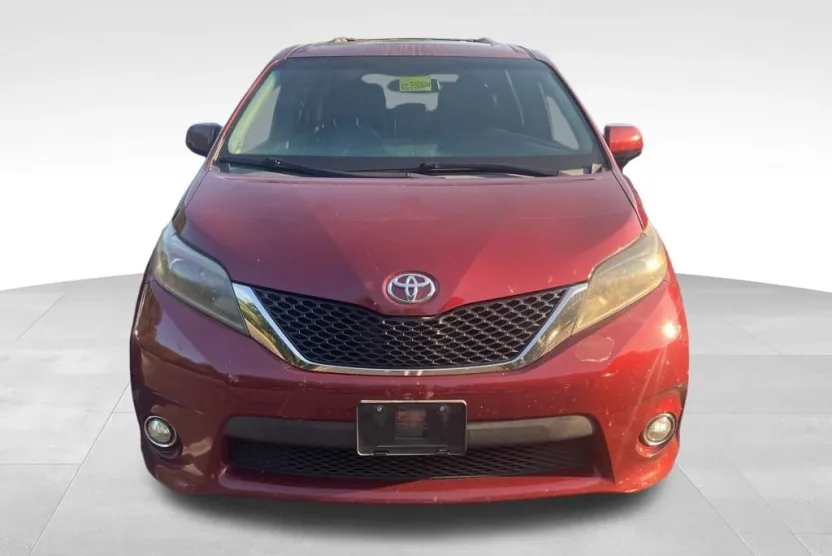 2015 Toyota Sienna L photo 1