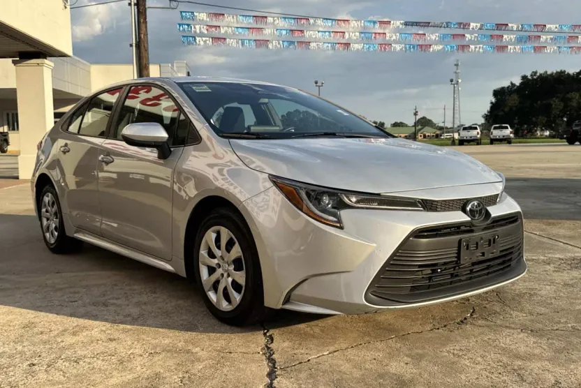 2024 Toyota Corolla LE photo 1