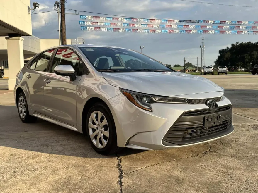 2024 Toyota Corolla LE photo 1