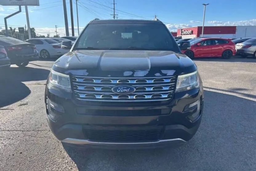 2016 Ford Explorer XLT photo 1