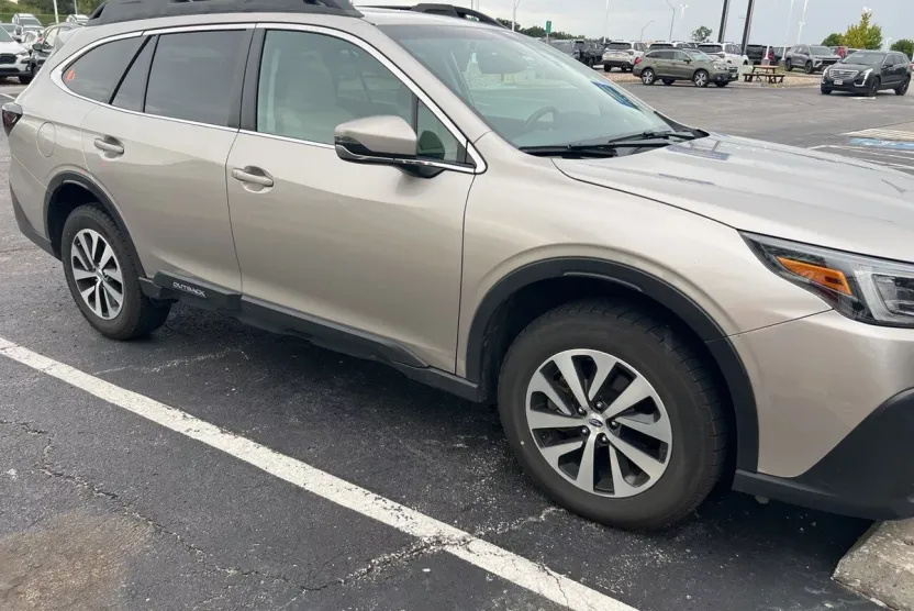 2020 Subaru Outback Premium photo 1