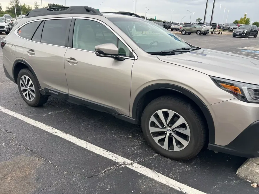 2020 Subaru Outback Premium photo 1