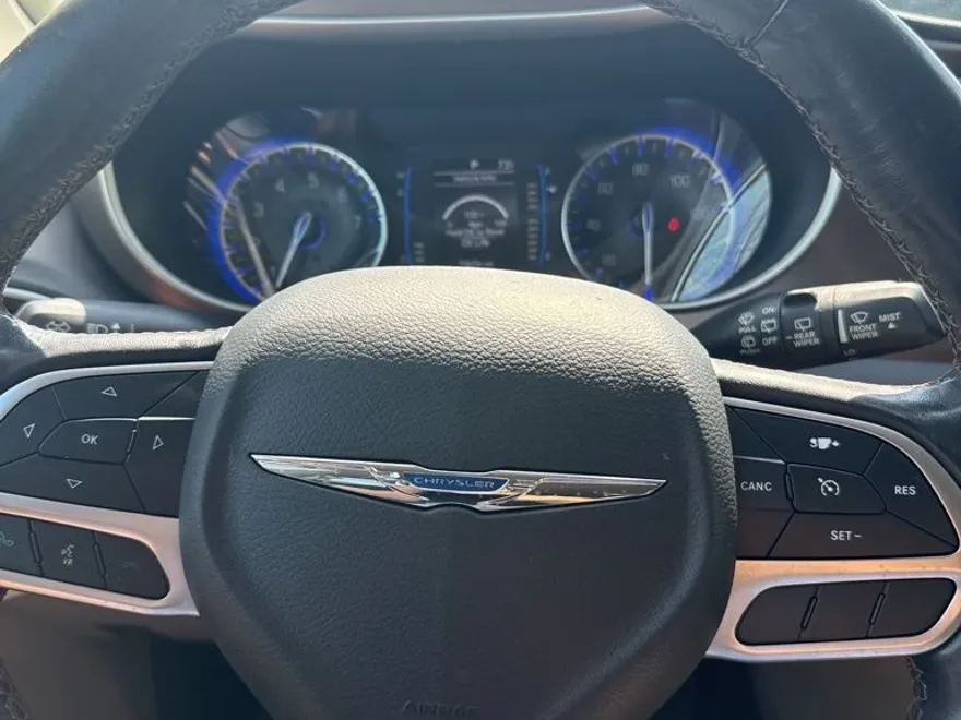 2019 Chrysler Pacifica Touring L photo 1