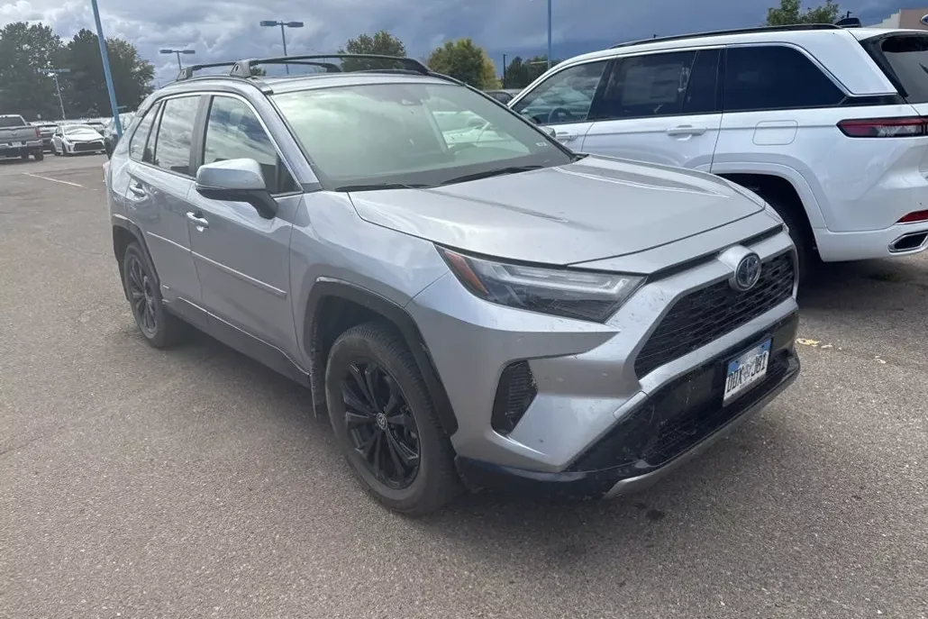2022 Toyota RAV4 Hybrid SE photo 1