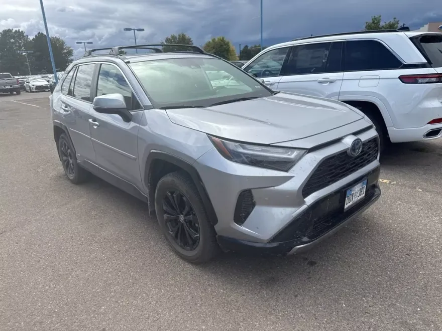2022 Toyota RAV4 Hybrid SE photo 1