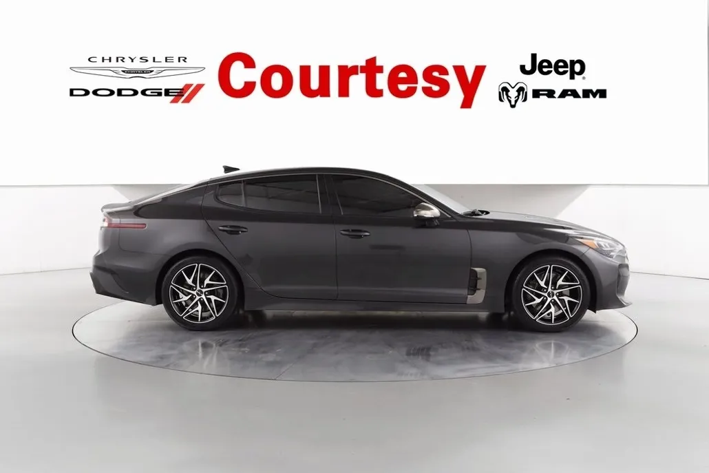 2022 Kia Stinger GT-Line photo 1