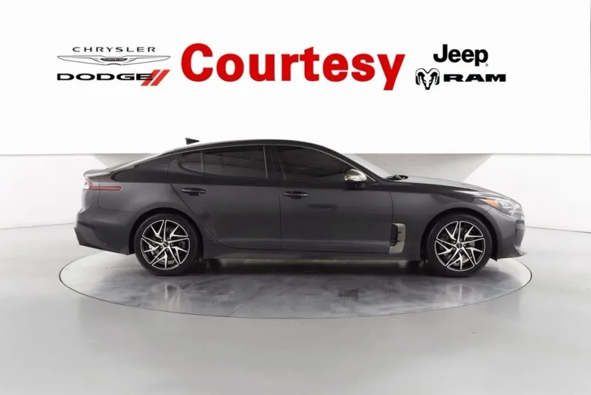 2022 Kia Stinger GT-Line photo 1