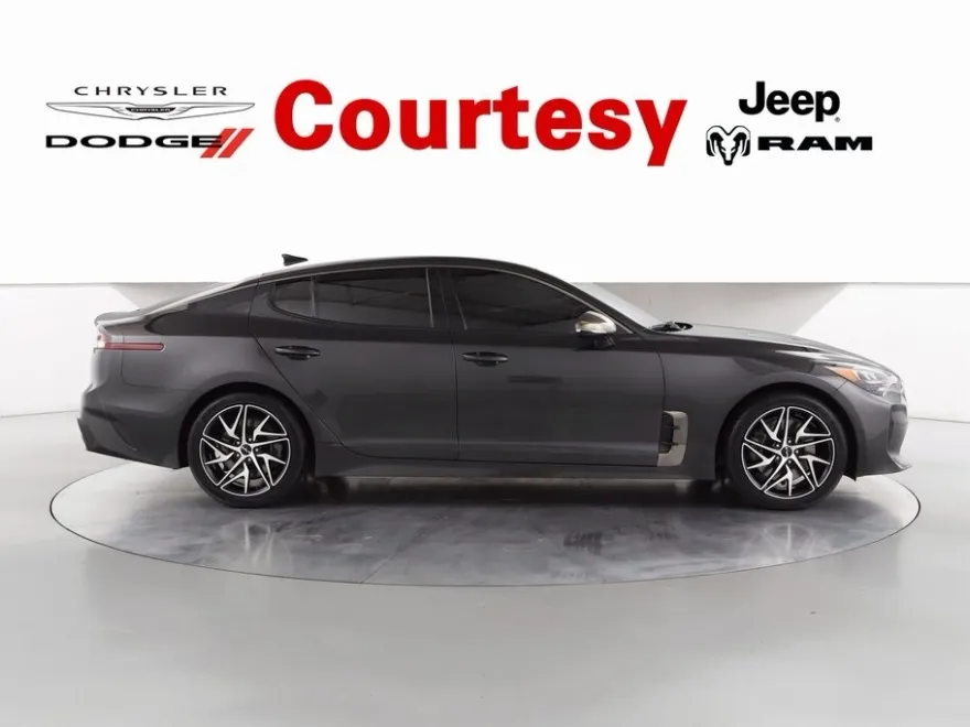 2022 Kia Stinger GT-Line photo 1