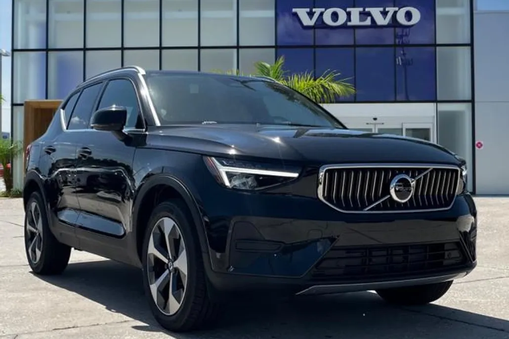 2025 Volvo XC40 Core photo 1