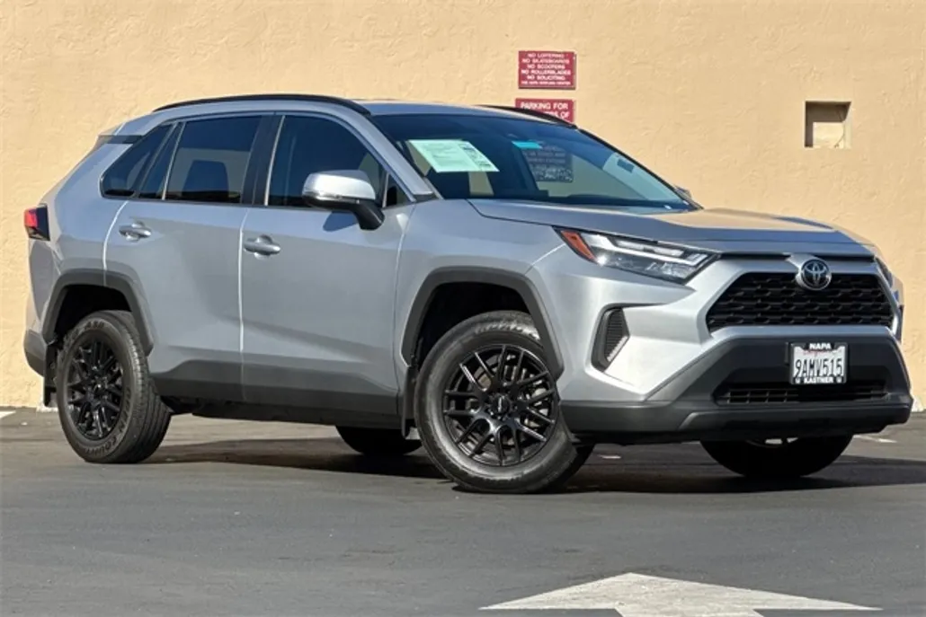 2022 Toyota RAV4 XLE photo 1