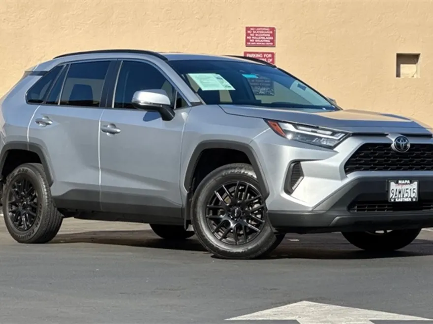 2022 Toyota RAV4 XLE photo 1