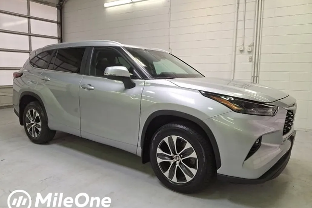 2024 Toyota Highlander XLE photo 1