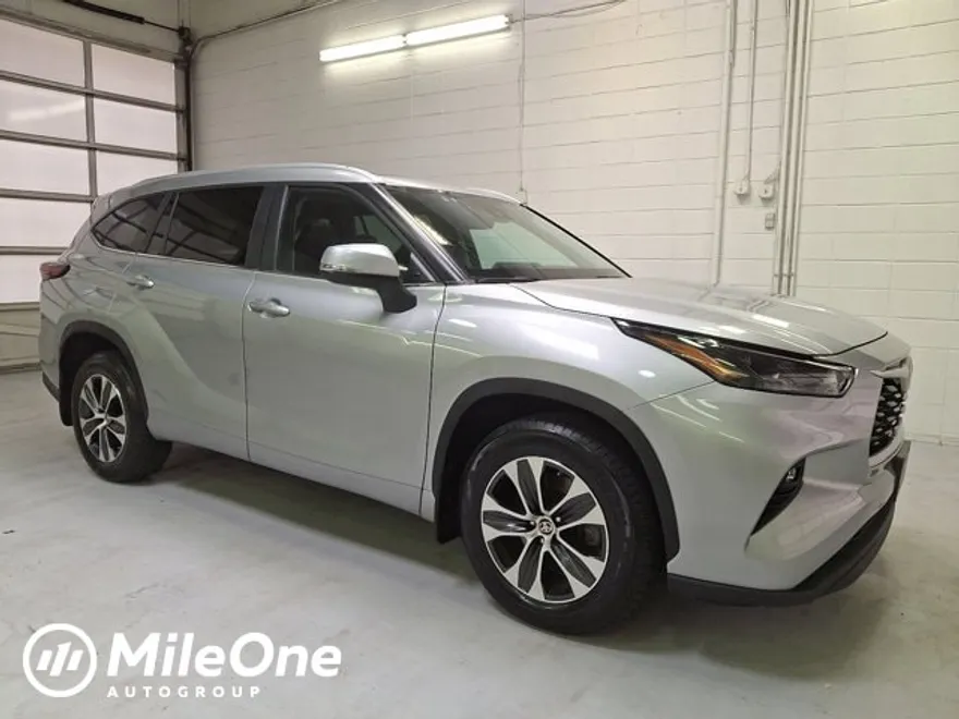 2024 Toyota Highlander XLE photo 1