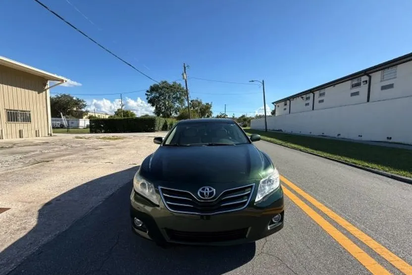 2011 Toyota Camry XLE photo 1