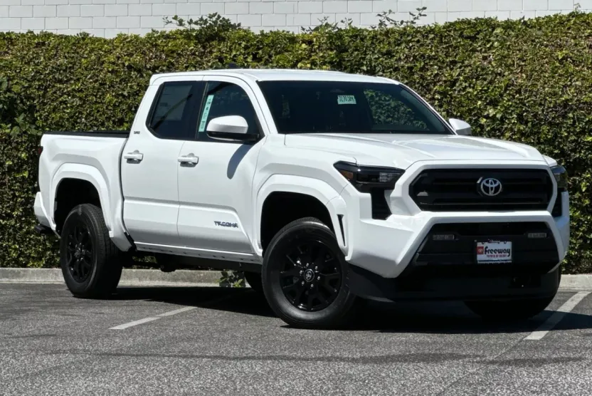 2025 Toyota Tacoma SR5 4x4 Double Cab photo 1
