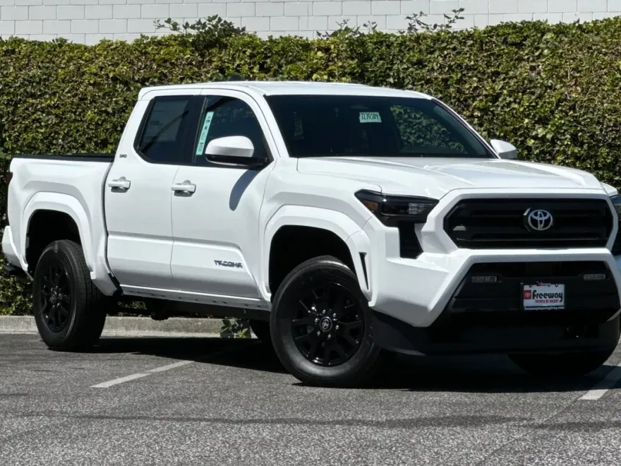 2025 Toyota Tacoma SR5 4x4 Double Cab photo 1