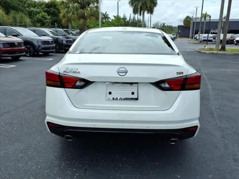 2025 Nissan Altima SR photo 4