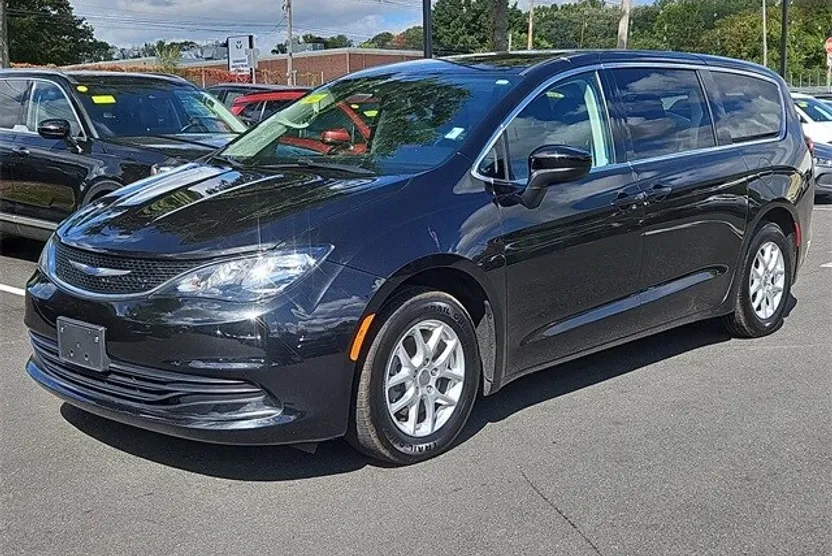 2020 Chrysler Voyager LX photo 1