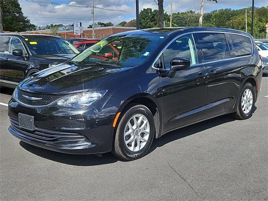 2020 Chrysler Voyager LX photo 1