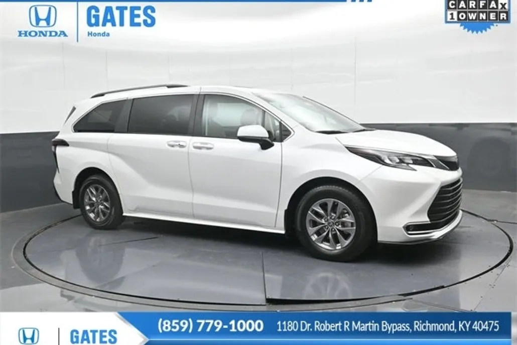 2024 Toyota Sienna XLE photo 1