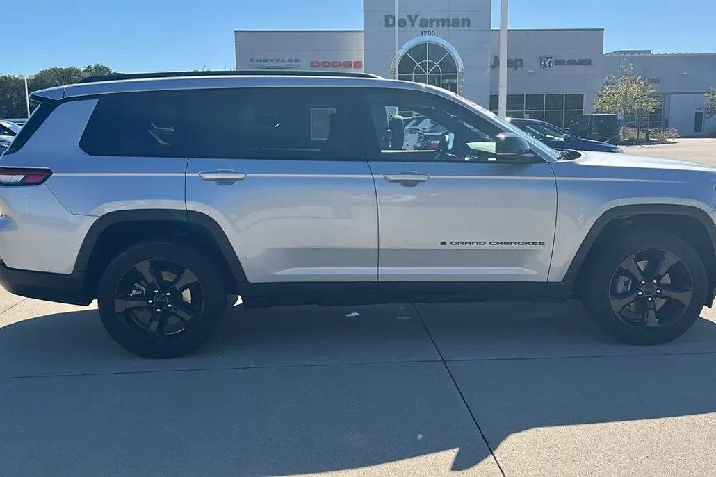 2023 Jeep Grand Cherokee Altitude photo 1
