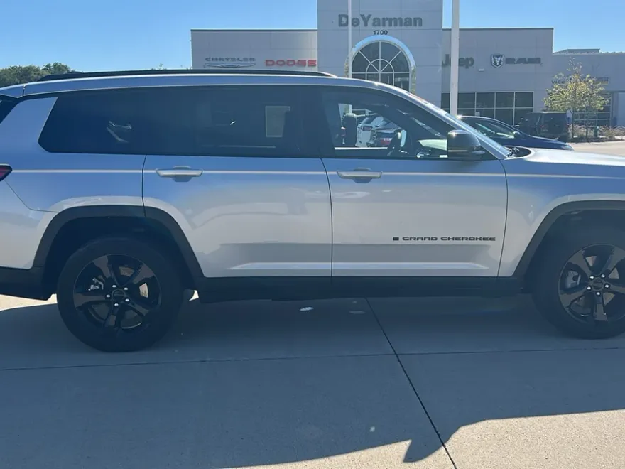 2023 Jeep Grand Cherokee Altitude photo 1