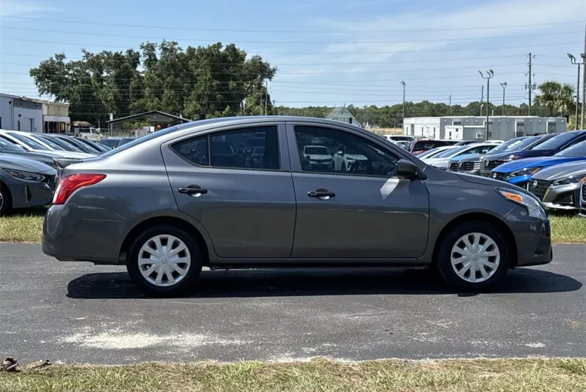 2019 Nissan Versa 1.6 Plus photo 1