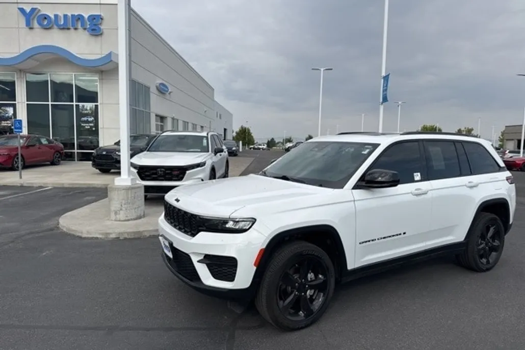 2023 Jeep Grand Cherokee Altitude photo 1