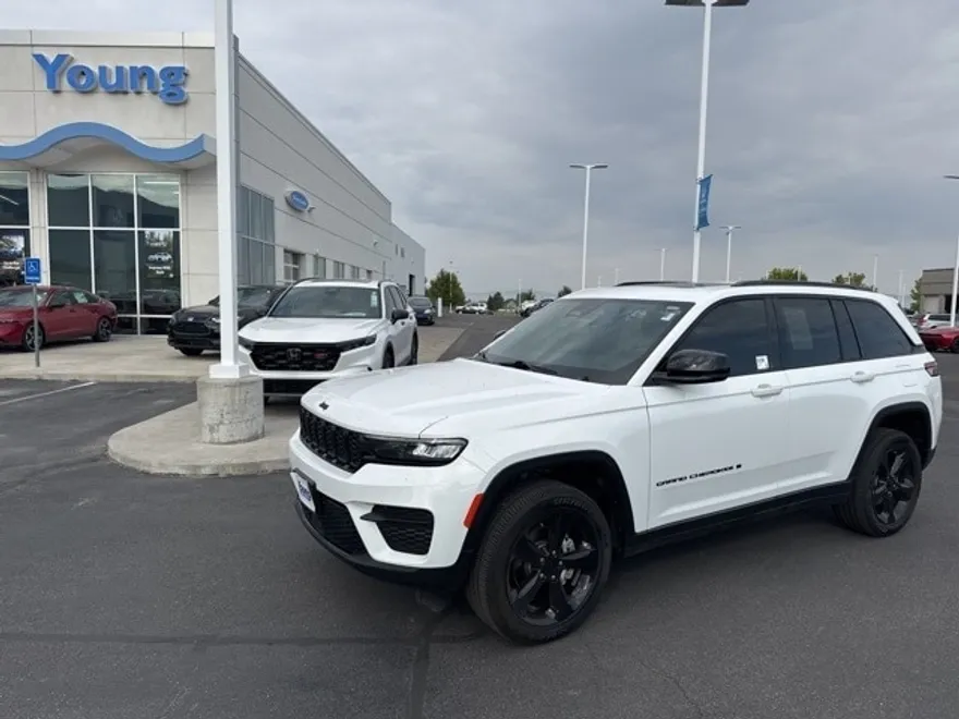 2023 Jeep Grand Cherokee Altitude photo 1