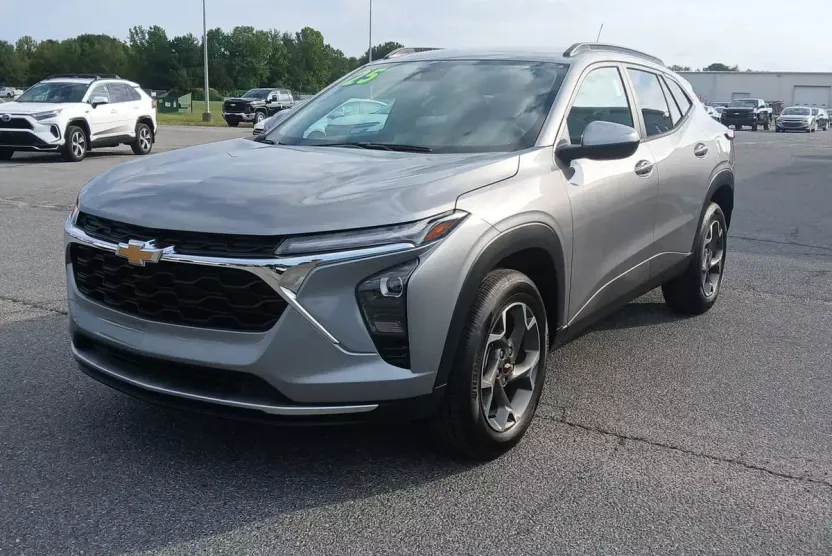 2025 Chevrolet Trax LT photo 1