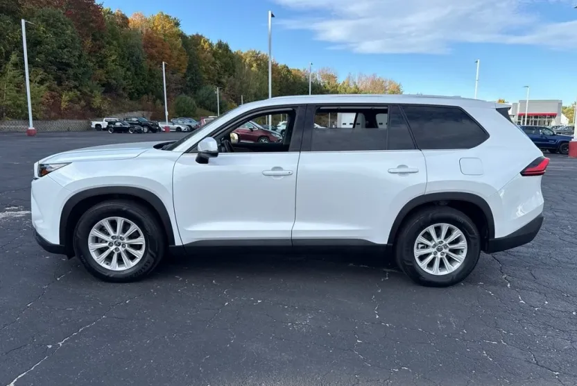 2024 Toyota Grand Highlander XLE photo 1