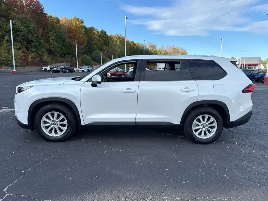 2024 Toyota Grand Highlander XLE photo 1