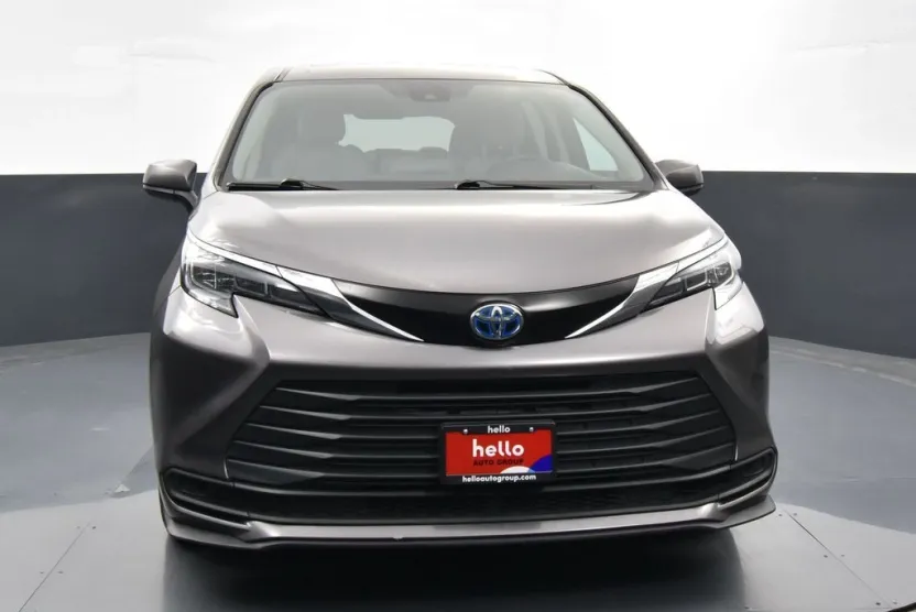 2024 Toyota Sienna LE photo 1