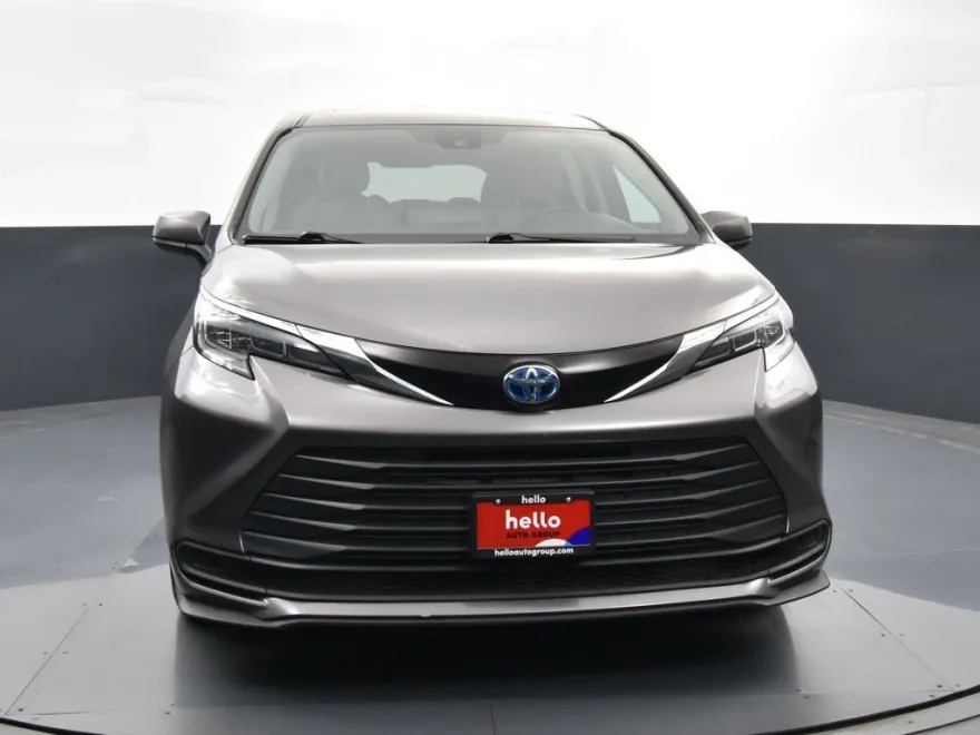 2024 Toyota Sienna LE photo 1